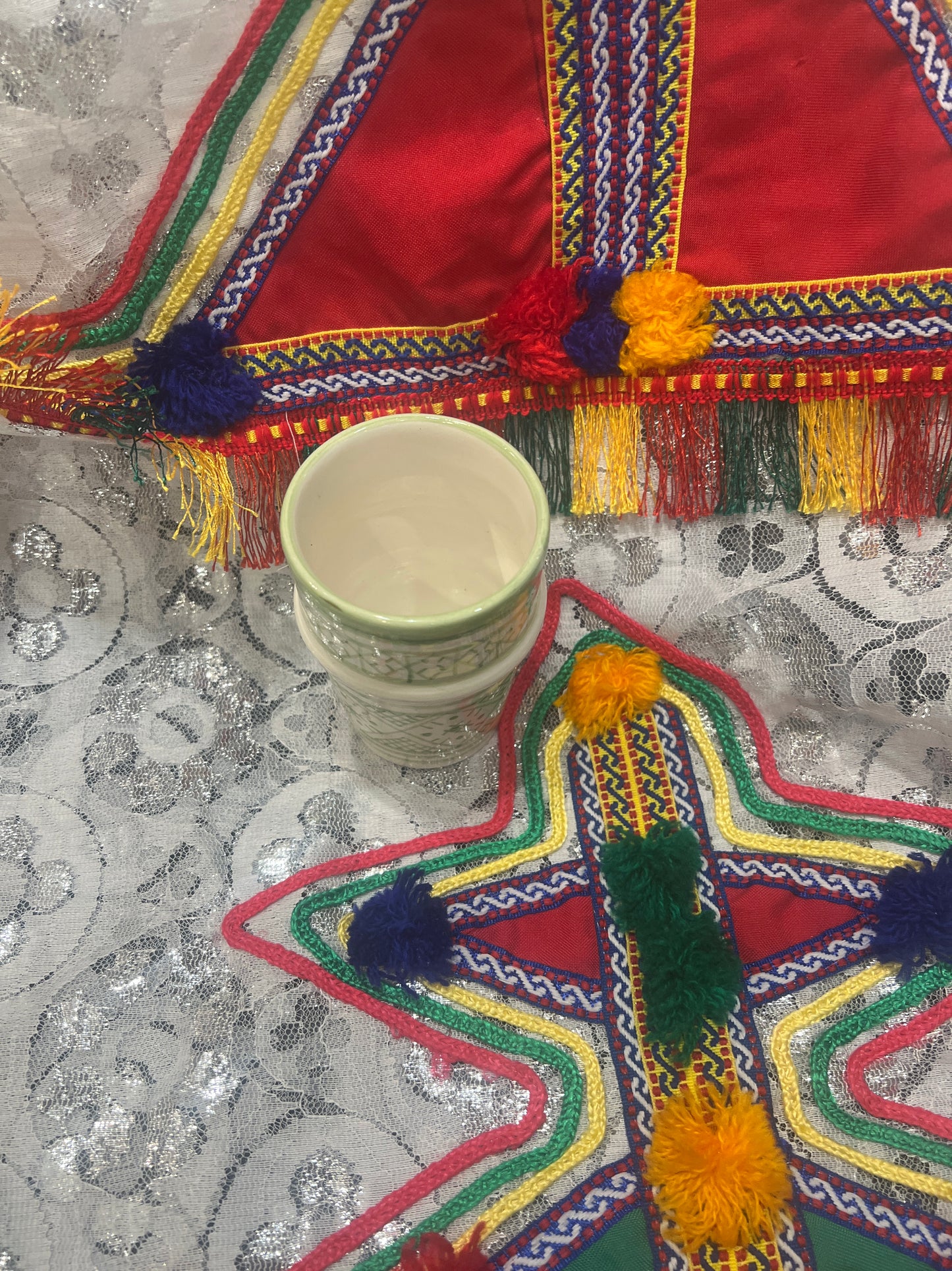 Servir une tasse d'eau et de thé