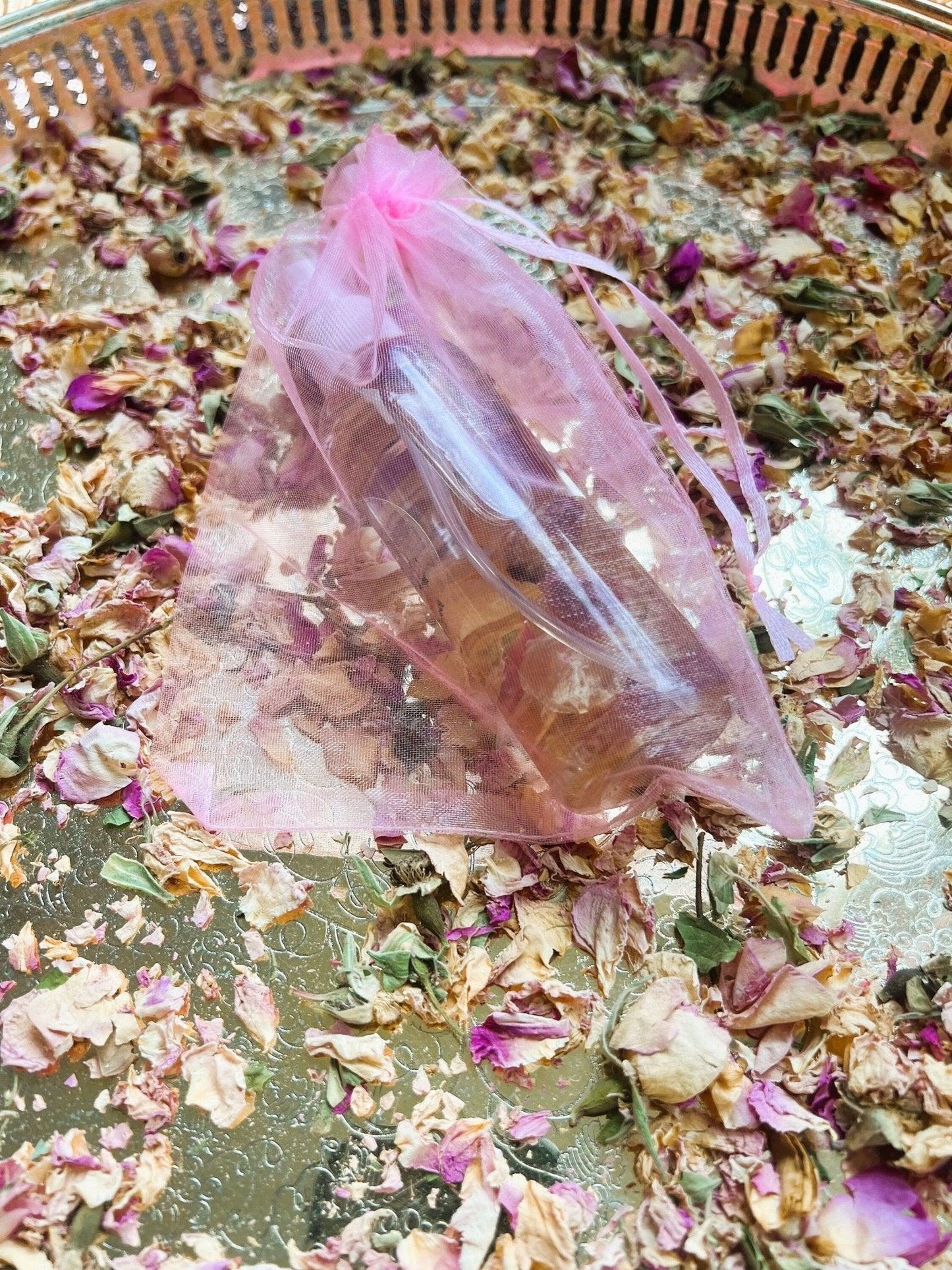 Organic distilled rose oil made in the rose city (Kelaat Magouna) 100% natural - Amazighrose