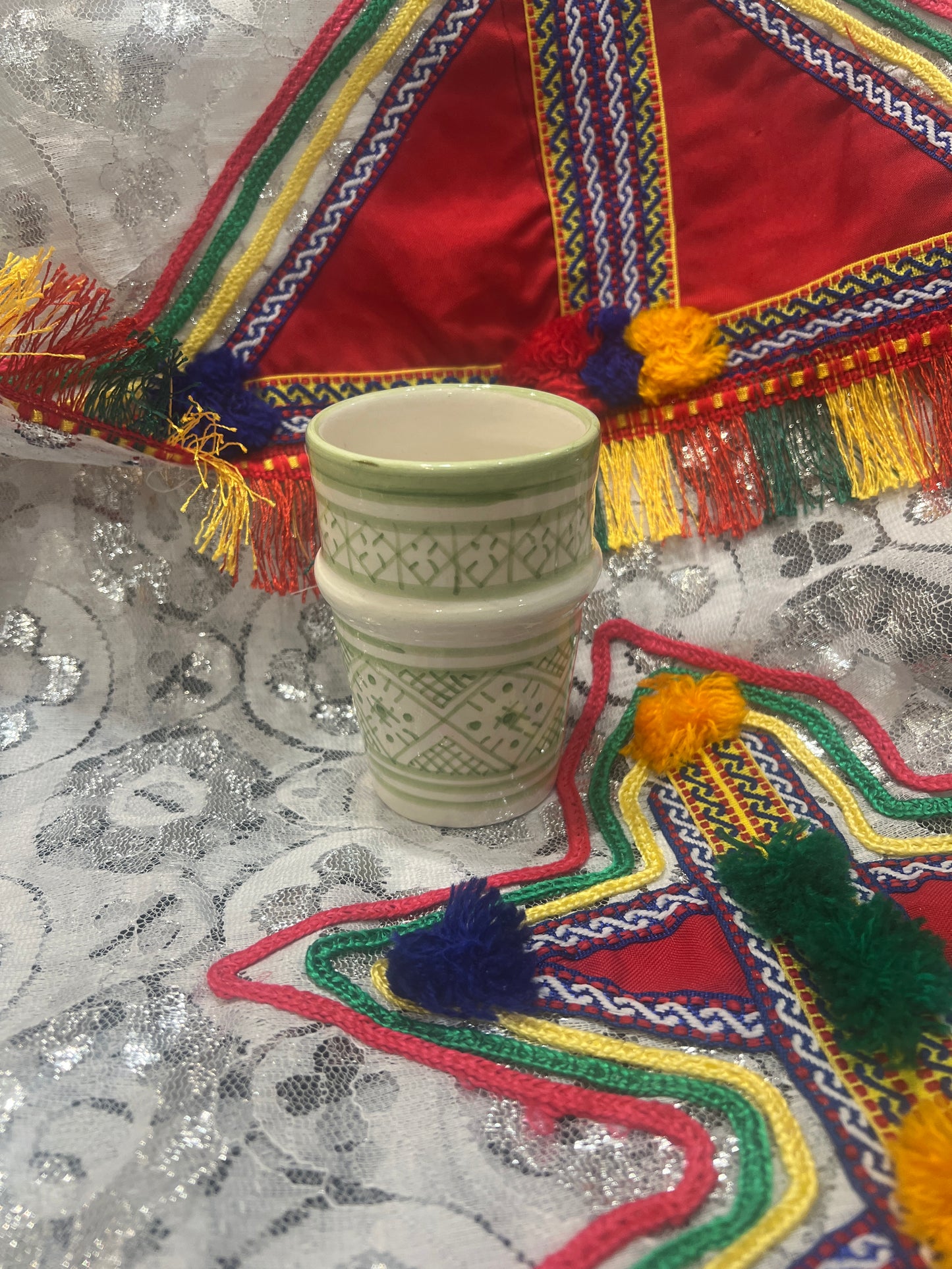 Servir une tasse d'eau et de thé