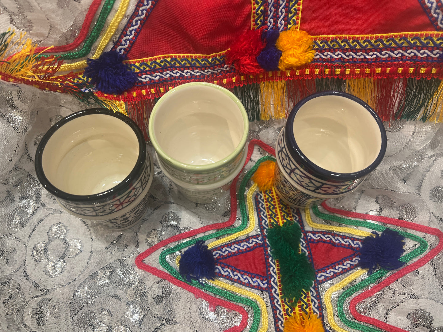 Servir une tasse d'eau et de thé